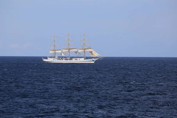 SASSNITZ, ALEMANIA - 15 DE SEPTIEMBRE DE 2015: El velero Mir de la naviera rusa Rosmorport navega por el Mar Báltico cerca de Sassnitz, Alemania — Foto de Stock