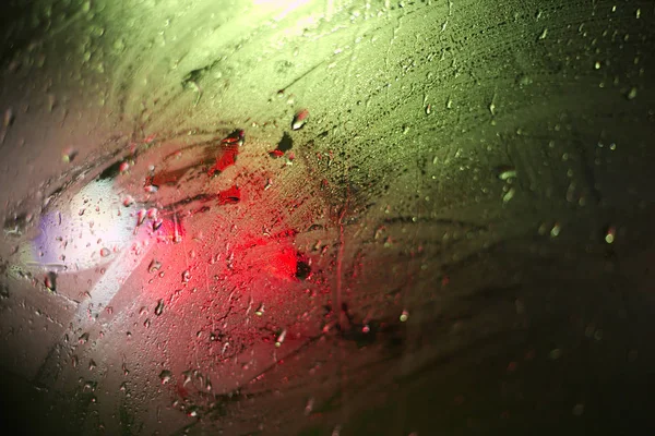 Abstraktní světelné efekty na mokré skly s vodou kapky — Stock fotografie