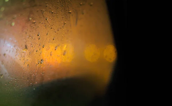 Abstraktní světelné efekty na mokré skly s vodou kapky — Stock fotografie