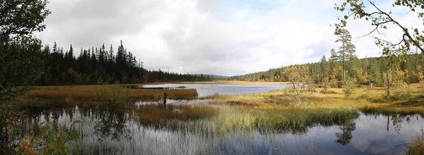 Vue panoramique de Myrflodammen près de Saelen, Suède. Un tir sur une journée pluvieuse et ensoleillée ont été faites du même point de vue et cousu ensemble — Photo