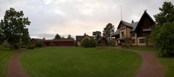 MORA, SUECIA - 21 DE SEPTIEMBRE DE 2015: Vista panorámica de Zorngarden en Mora, Suecia. Mientras que solía ser el hogar del pintor sueco Anders Zorn, sirve como un museo hoy en día — Foto de Stock