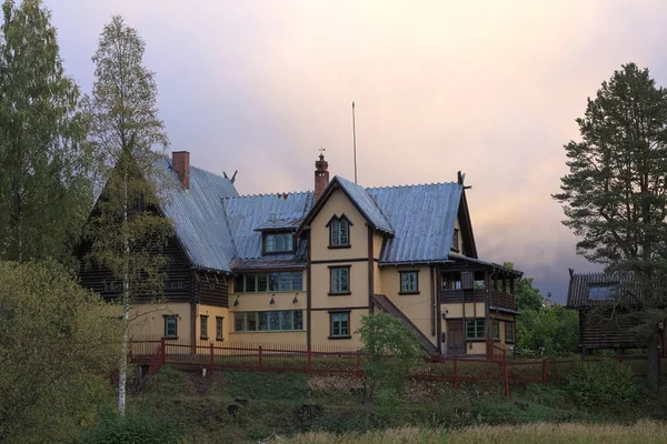 MORA, SUECIA - 21 DE SEPTIEMBRE DE 2015: Vista trasera de Zorngarden en Mora, Suecia. Mientras que solía ser el hogar del pintor sueco Anders Zorn, sirve como un museo hoy en día — Foto de Stock