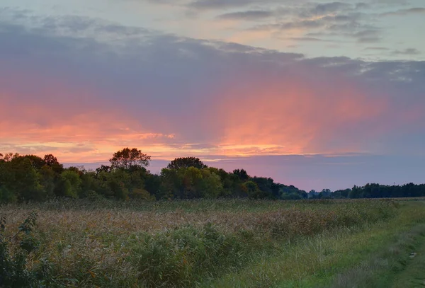 Disparo HDR de un cielo colorido al atardecer en otoño —  Fotos de Stock