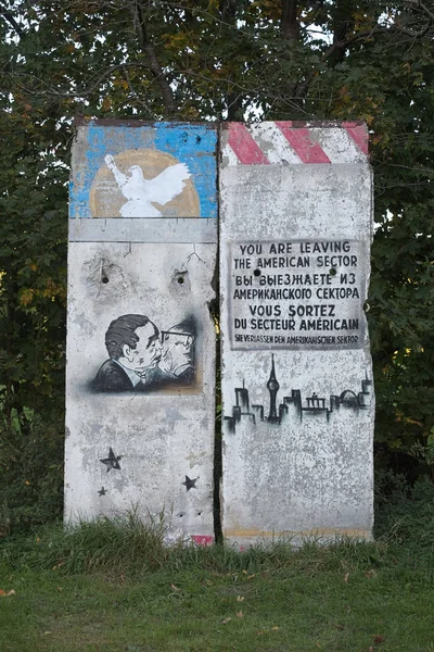 Greifswald, Németország - október 10 2015: Egy része az egykori berlini fal a történelmi graffiti festmények. A bal oldali festmény ábrázolja a szocialista testvéri csók Brezsnyev és Honecker. — Stock Fotó