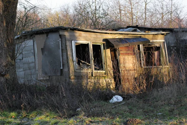 Een geruïneerd huis in de avond zon — Stockfoto