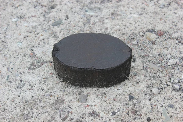 A single brown coal briquet lying on the ground — Stock Photo, Image