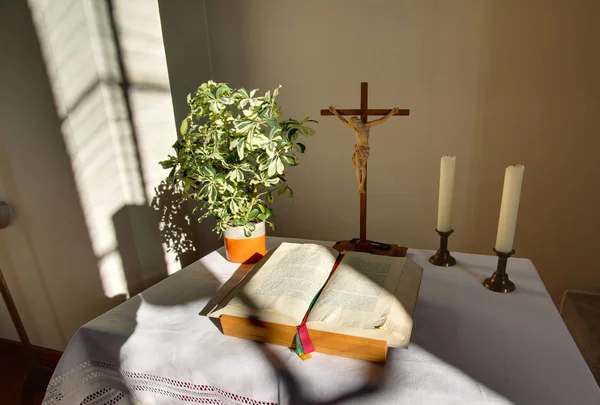 HDR az oltár a kereszt és a Biblia egy egyházi épületben Rassdorf, Hesse, Németország — Stock Fotó