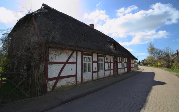 WEITENHAGEN, ALEMANIA - 20 DE ABRIL DE 2016: Fachada de una casa histórica con techo de caña —  Fotos de Stock