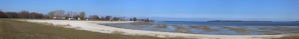 Panorámát a strand Eldena, Greifswald, Mecklenburg-Vorpommern, Németország. A dagály az alacsony — Stock Fotó