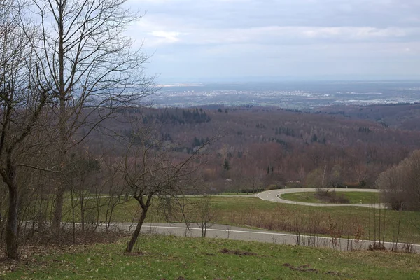 Vista em direção noroeste enquanto ascende à ruína do castelo Ebersteinburg em Baden-Wurttemberg, Alemanha — Fotografia de Stock