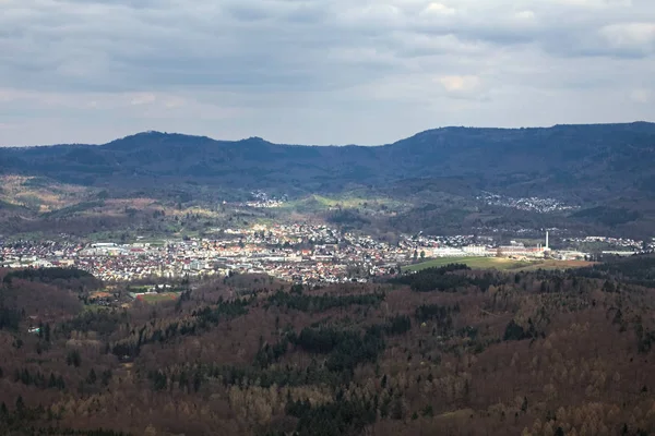 Vista de Gaggenau em Baden-Wurttemberg, Alemanha, vista da ruína do castelo Ebersteinburg — Fotografia de Stock