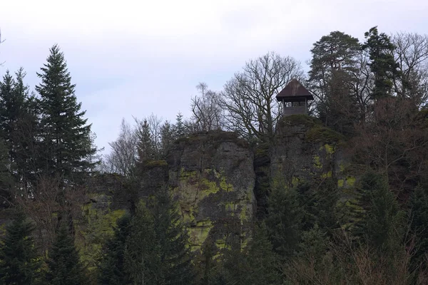 Small Outlook hut op Stones near Ebersteinburg, Baden-Württemberg, Duitsland — Stockfoto