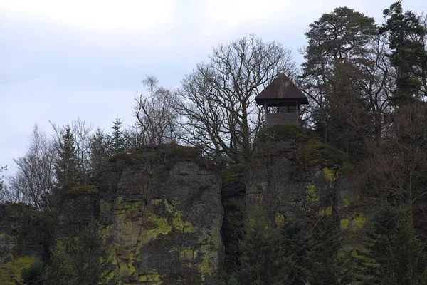 Små utsikter hydda på stenar nära Ebersteinburg, Baden-Wurttemberg, Tyskland — Stockfoto