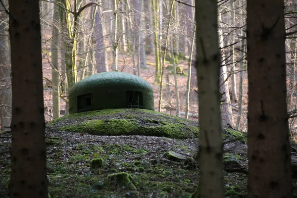 Torre de bunker francesa perto de Langensoultzbach, Vosges, França. Foi construído antes da Segunda Guerra Mundial como parte da Linha Maginot. — Fotografia de Stock