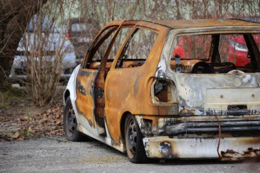 Kaza yerine otopark üzerinde duran lastik ile