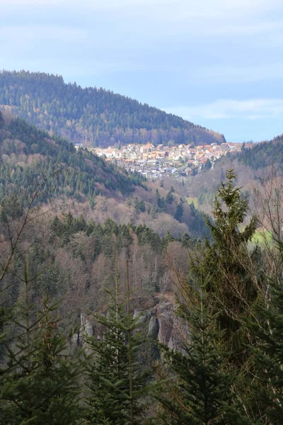 Perspectiva para a cidade de Bernbach, Floresta Negra, Baden-Wurttemberg, Alemanha. Abaixo de Falkenstein, uma formação rochosa, pode ser vista — Fotografia de Stock