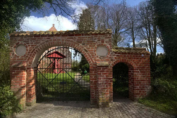 Begraafplaats met kerk en bell frame in Weitenhagen, Duitsland — Stockfoto