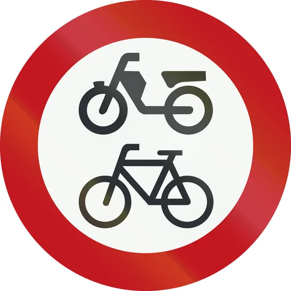 Um sinal de proibição neerlandês - Sem ciclomotores ou bicicletas — Fotografia de Stock