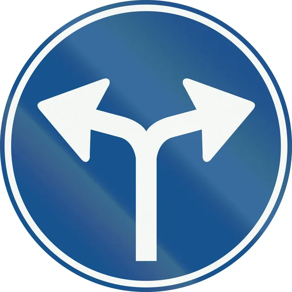 Znak drogowy regulacyjny holenderski - skręcić w lewo lub w prawo do przodu — Zdjęcie stockowe