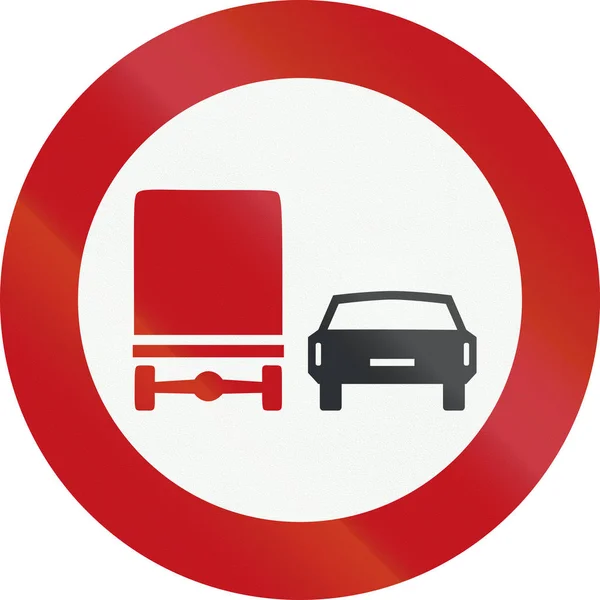 Um sinal de proibição holandês - Não ultrapassagem para caminhões — Fotografia de Stock