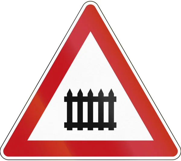 Un panneau d'avertissement routier en Allemagne : passage à niveau avec barrière — Photo