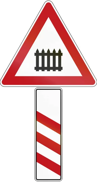 Un panneau d'avertissement routier avec marqueur de distance, annonçant un passage à niveau à 180 mètres en Allemagne — Photo