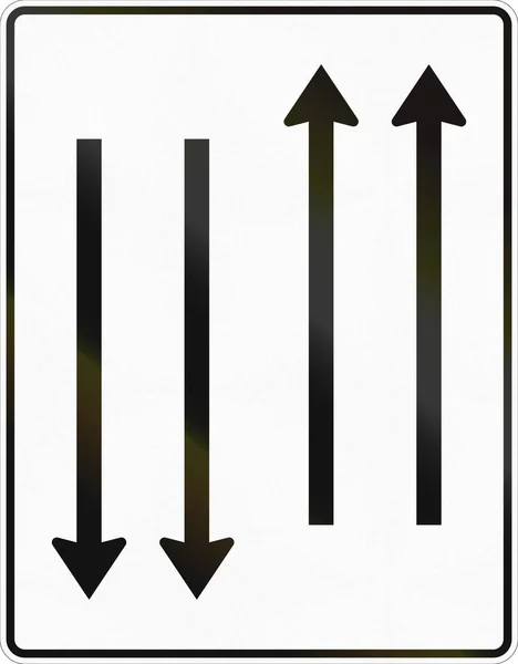 Señal informativa sobre carriles en Alemania - Dos carriles rectos con tráfico opuesto —  Fotos de Stock