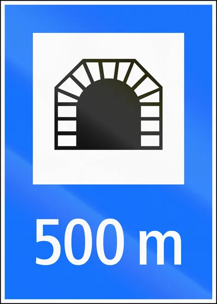 Дорожный знак, используемый в Швейцарии - Расстояние до туннеля — стоковое фото