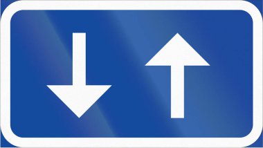 İsveç'te - iki yönlü trafik kullanılan yol işaret döngüsü ve parça moped