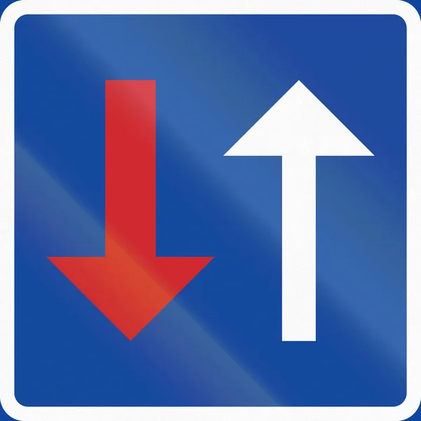Znak drogowy używany w Szwecji - priorytet nad nadjeżdżających pojazdów — Zdjęcie stockowe