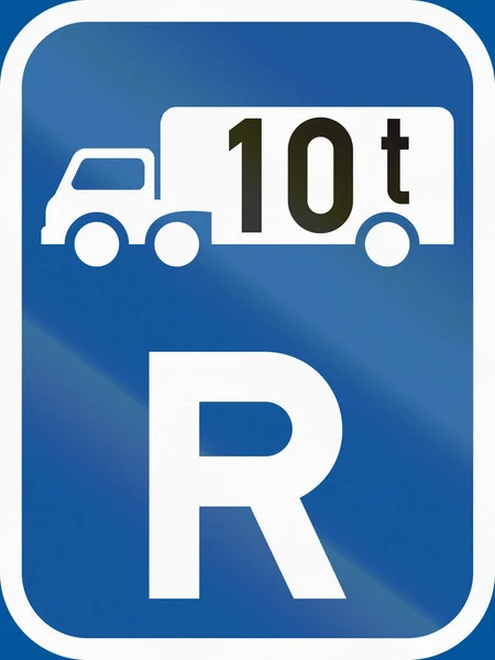 Verkehrszeichen im afrikanischen Land Botsuana - Reservierung für Lastkraftwagen über 10 Tonnen gvm — Stockfoto