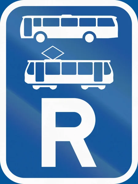 Дорожный знак используется в африканской стране Ботсвана - Бронирование автобусов и трамваев — стоковое фото