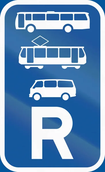 Straßenschild im afrikanischen Botswana - Reservierung für Busse, Straßenbahnen und Minibusse — Stockfoto