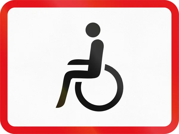 Panneau routier utilisé dans le pays africain du Botswana - Le panneau principal s'applique aux véhicules transportant des passagers handicapés — Photo