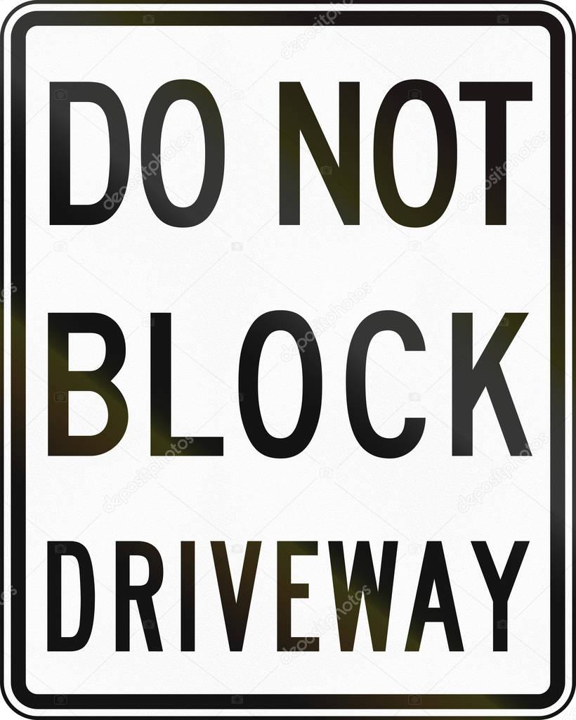 Road sign used in the US state of Delaware - Do not block driveway