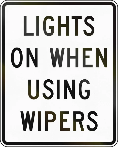 United States mutcd Verkehrsschild - Licht an, wenn Scheibenwischer benutzt werden — Stockfoto