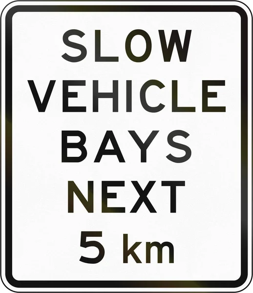 Znak drogowy w Nowej Zelandii: powolny pojazd zatoczki dla następnego 5 km — Zdjęcie stockowe