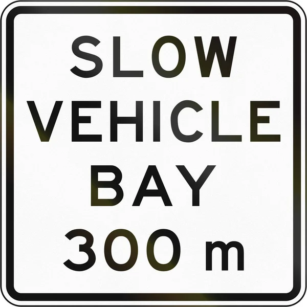 뉴질랜드도로 표지판: 느린 차량 전방 300 미터에서에서 베이 — 스톡 사진