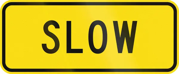 Консультативний дорожній знак в Новій Зеландії попередження водіїв продовжити повільно. — стокове фото