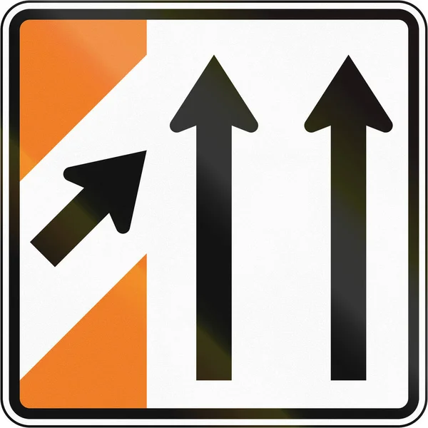 Neues Verkehrszeichen: Zusammenlegung des Verkehrs (Schild für Hauptverkehrsstraße) — Stockfoto