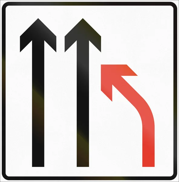 Информационный дорожный знак "Полоса движения" - слияние справа — стоковое фото