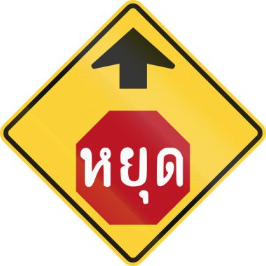 Tayland - dur işareti öncesinde uyarı yol işareti. Metni Stop anlamına gelir.