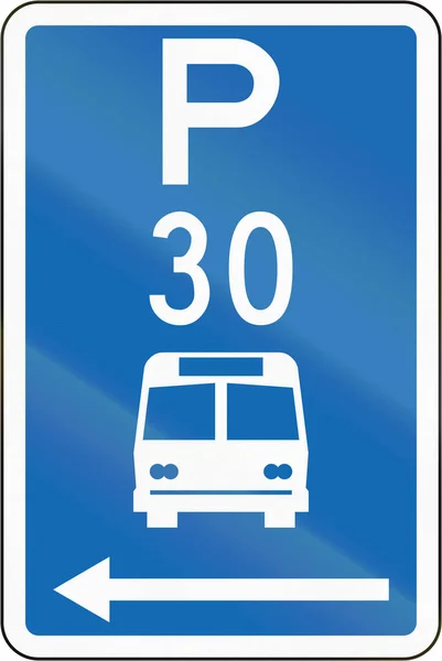 Señal de tráfico de Nueva Zelanda: Zona de estacionamiento para autobuses con límite de tiempo, a la izquierda de este sig — Foto de Stock