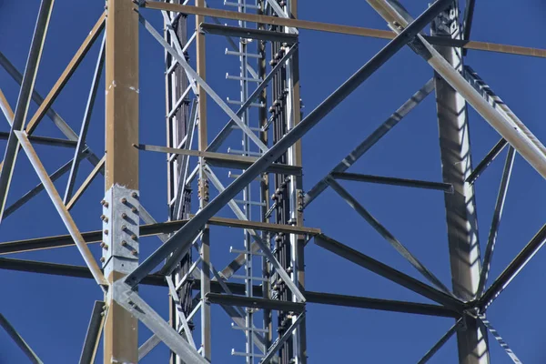 Telaio in metallo della torre di telecomunicazione di fronte a un cielo blu scuro — Foto Stock