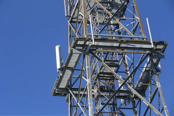 Marco metálico de la torre de telecomunicaciones frente a un cielo azul oscuro — Foto de Stock