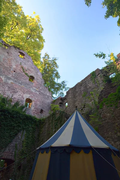 Ruiné partie du château Neuenbuerg en Allemagne avec une tente médiévale — Photo