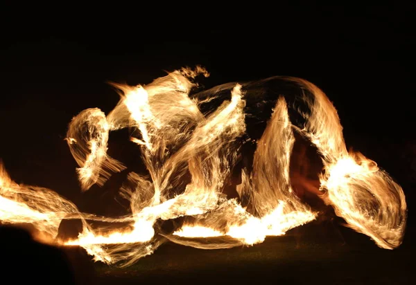 Dlouhá expozice záběr pohybující hořící pochodně a oheň — Stock fotografie