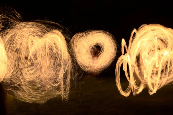 Fotografie lungă de expunere de torțe în mișcare și foc — Fotografie, imagine de stoc