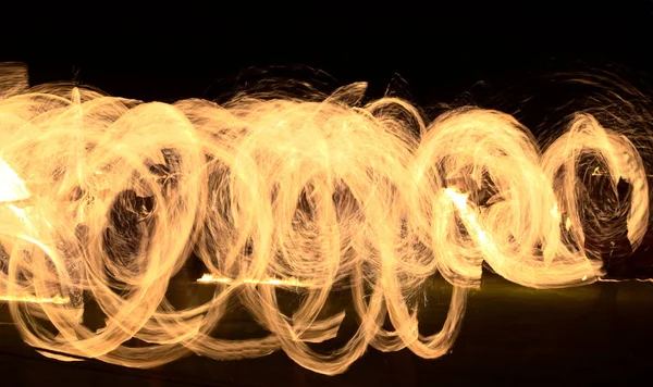 Langzeitbelichtung von brennenden Fackeln und Feuer — Stockfoto