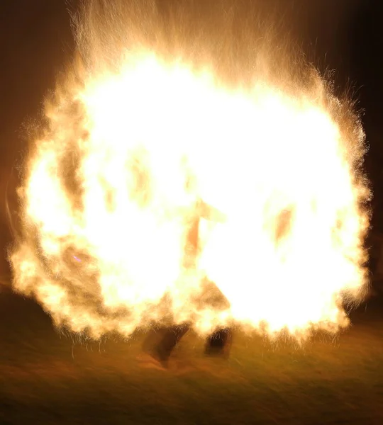 Uzun pozlama ateş yanan meşaleler ve yangın taşıma — Stok fotoğraf